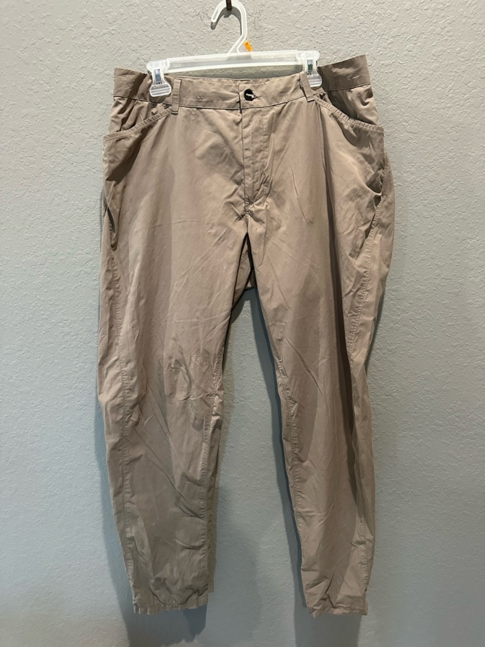 Mountain Hardware Men’s Lightweight Khaki Pants Sz 36”x32” GUC